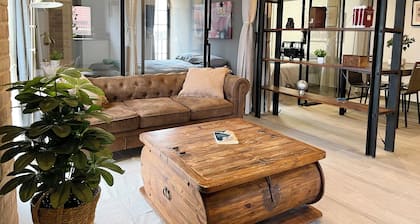 Bright boutique apartment 5 min from the subway