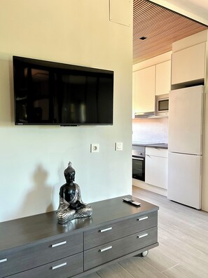 Microondas, horno, placa de cocina