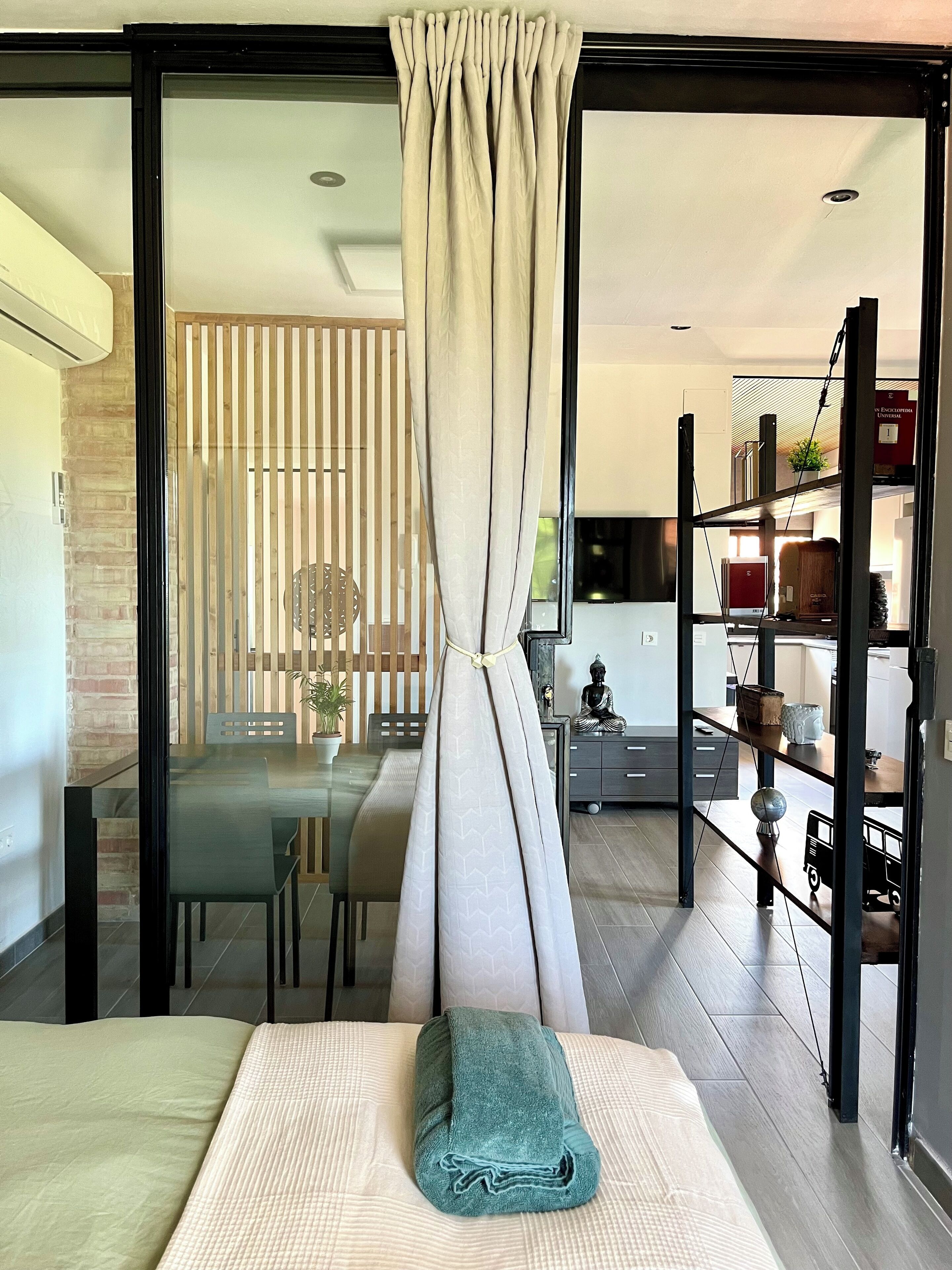 2 slaapkamers, een strijkplank/strijkijzer, wifi, beddengoed