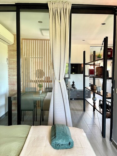 Bright boutique apartment 5 min from the subway