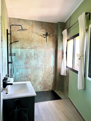 Dusche, Haartrockner, Handtücher, Seife