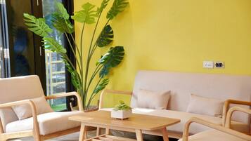 Classic Room, Beach View | Living area