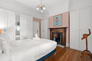 4 bedrooms, desk, iron/ironing board, WiFi