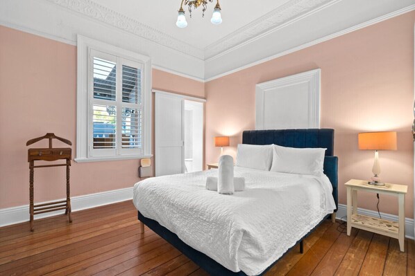 4 bedrooms, desk, iron/ironing board, WiFi