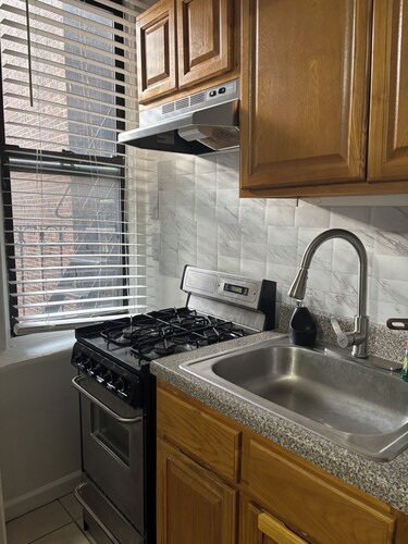 Chic 1-bedroom corporate apartment in cool Long Island City with AC