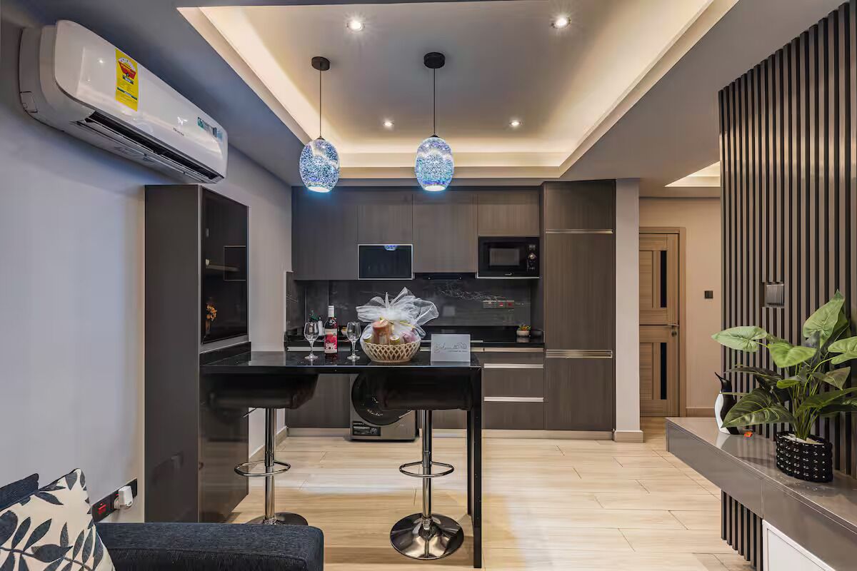 Micro-ondes, batterie de cuisine, vaisselle et ustensiles