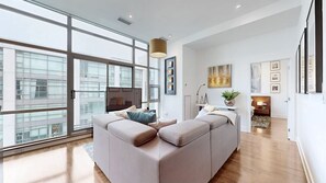 TV - Luxurious, modern and convenient lake shore condo on penthouse floor (Toronto)