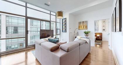 Luxurious, modern and convenient lake shore condo on penthouse floor