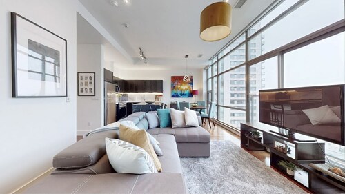 Luxurious, modern and convenient lake shore condo on penthouse floor