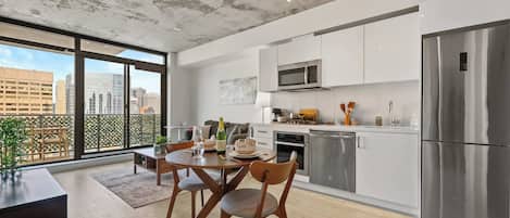 Kühlschrank, Mikrowelle, Ofen, Herdplatte