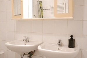 Hair dryer, towels, soap, shampoo - Beautiful Room in shared Apt. Great For Long Stays (Wien)
