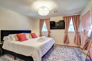 3 عدّة غرف نوم وخدمة الإنترنت وملاءات أسرّة