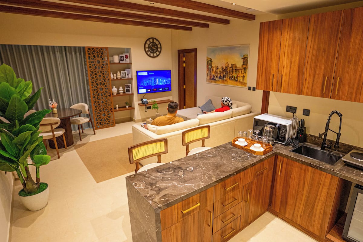 Superior Studio Suite, Balcony, Sea View | Living area