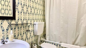 Haartrockner, Bidet, Handtücher, Seife