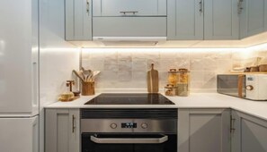 ثلاجة، ميكروويف، فرن، غسالة أطباق