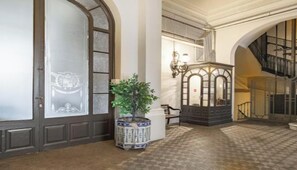 المنشأة من الداخل