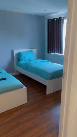 1 habitación, tabla de planchar con plancha, wifi y ropa de cama