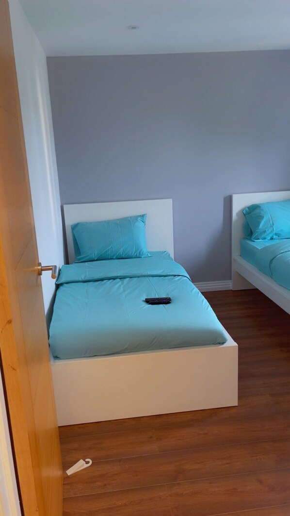 1 habitación, tabla de planchar con plancha, wifi y ropa de cama