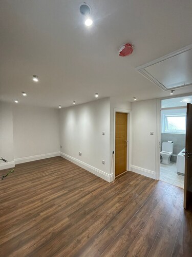 Modern City Flat in Hatfield offers free Wi-Fi, family rooms