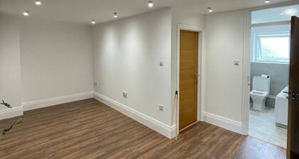 Modern City Flat in Hatfield offers free Wi-Fi, family rooms