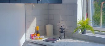 Modern City Flat in Hatfield offers free Wi-Fi, family rooms