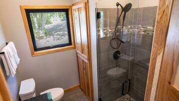 Douche, serviettes fournies, savon, shampoing