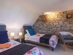 2 bedrooms, iron/ironing board, travel cot, free WiFi