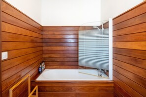Shower, hair dryer, towels - Guest Room 'L'annexe - Chambre' with Sea View, Balcony and Wi-Fi (Ciboure)