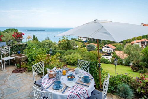 Chambre d'hôtes 'L'annexe - Chambre' avec vue sur la mer, balcon et Wi-Fi