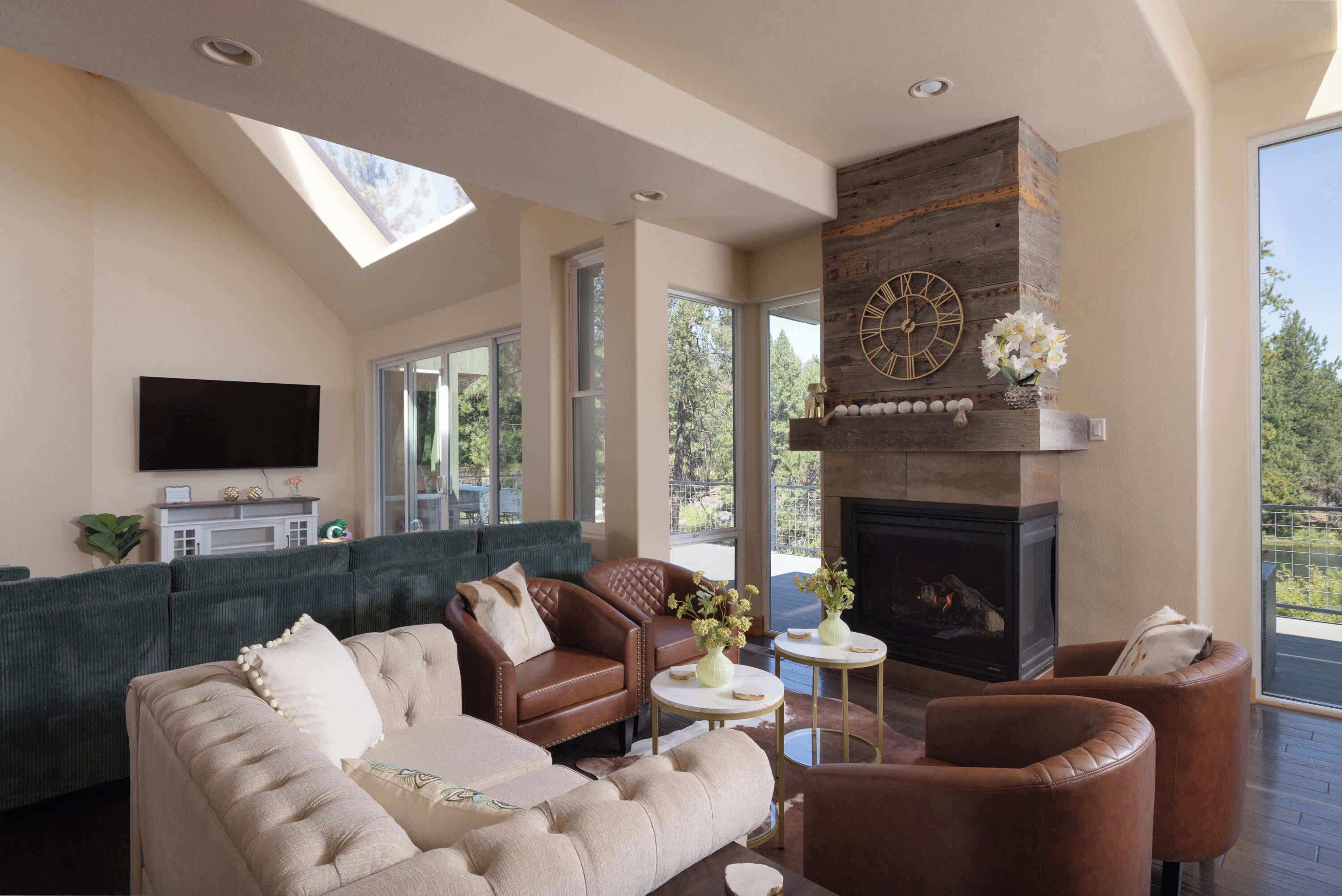 Hus, flere senger, terrasse (Big Sky Bend) | Oppholdsområde | En 65-tommers Flatskjerm-TV med digitale kanaler samt peis