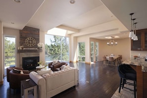 Hus, flere senger, terrasse (Big Sky Bend) | Oppholdsområde | En 65-tommers Flatskjerm-TV med digitale kanaler samt peis