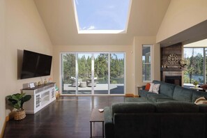 Casa, varias camas, patio (Big Sky Bend) | Área de sala de estar | Televisión de pantalla plana de 65 pulgadas con canales digitales
