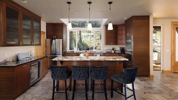 Casa, varias camas, patio (Big Sky Bend) | Cocina privada | Refrigerador, microondas, horno y parrilla de estufa