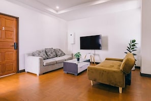 House, 4 Bedrooms, Balcony, Garden View | Living room