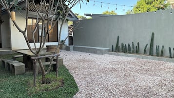 House, 4 Bedrooms, Balcony, Garden View | Outdoor dining