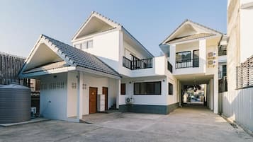 Casa, 4 habitaciones, balcón, vista al jardín | Exterior