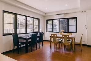 Ferienhaus, 4 Schlafzimmer, Balkon, Gartenblick | Esszimmer