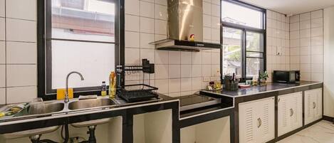 House, 4 Bedrooms, Balcony, Garden View | Interior