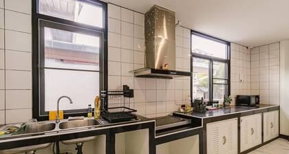 Modern Family House - 4 Bedrooms 5 Mins From Old Town With Gallery - Deja Home