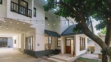 บ้านพัก, 4 ห้องนอน, ระเบียง, วิวสวน | บริเวณภายนอก