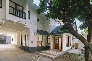 บ้านพัก, 4 ห้องนอน, ระเบียง, วิวสวน | บริเวณภายนอก