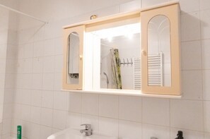 Haartrockner, Handtücher, Seife, Shampoo