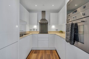 ثلاجة، ميكروويف، فرن، موقد طهي مسطح