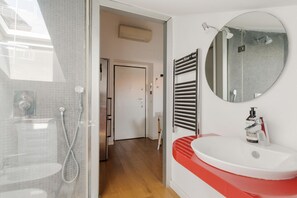 Shower, bidet, towels