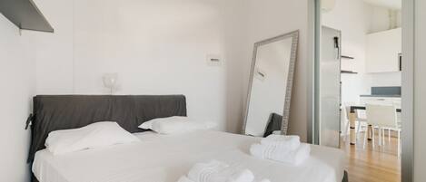 1 chambre, fer et planche Ă repasser