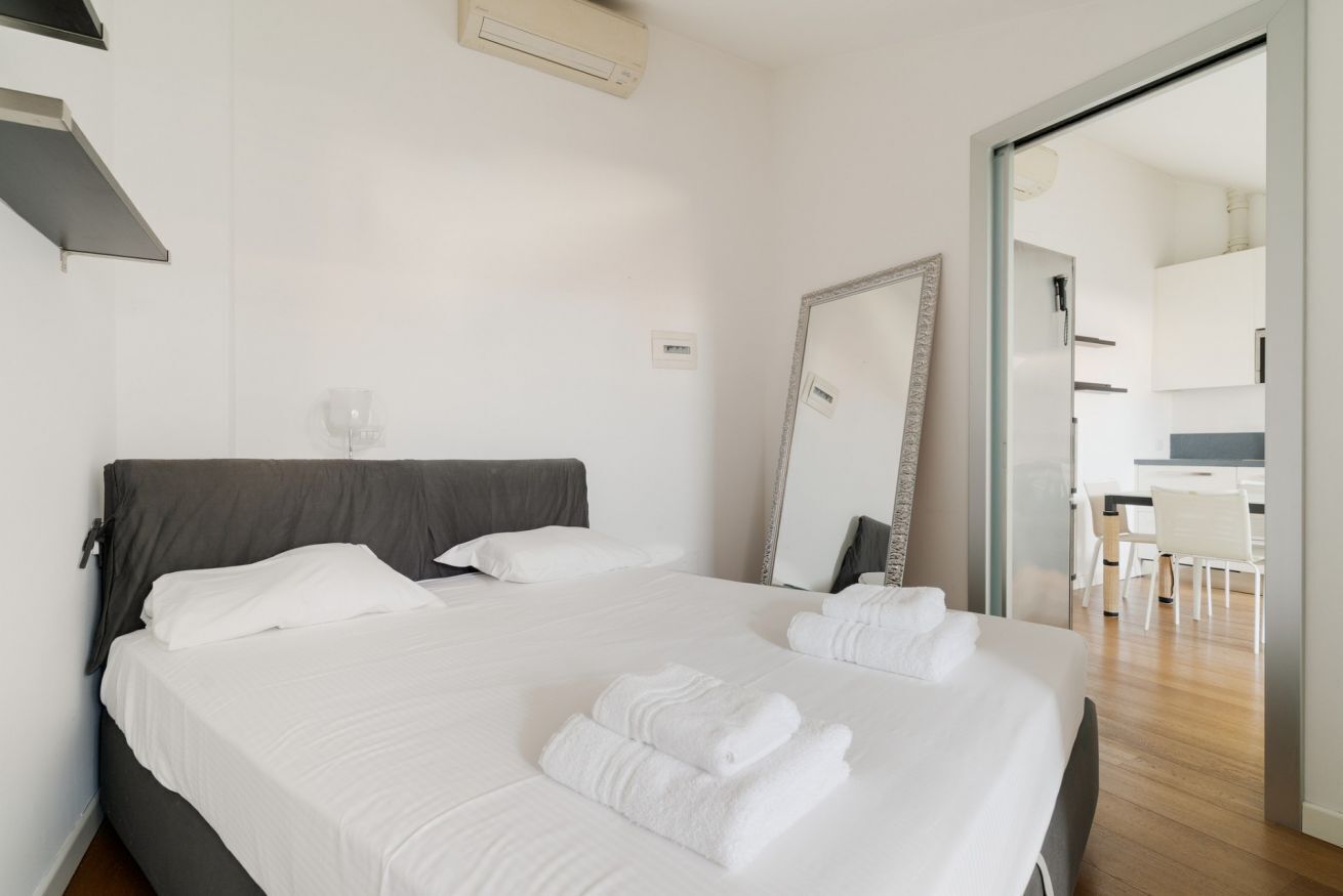 1 habitación y tabla de planchar con plancha 