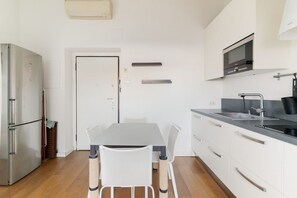 Kühlschrank, Mikrowelle, Geschirrspüler