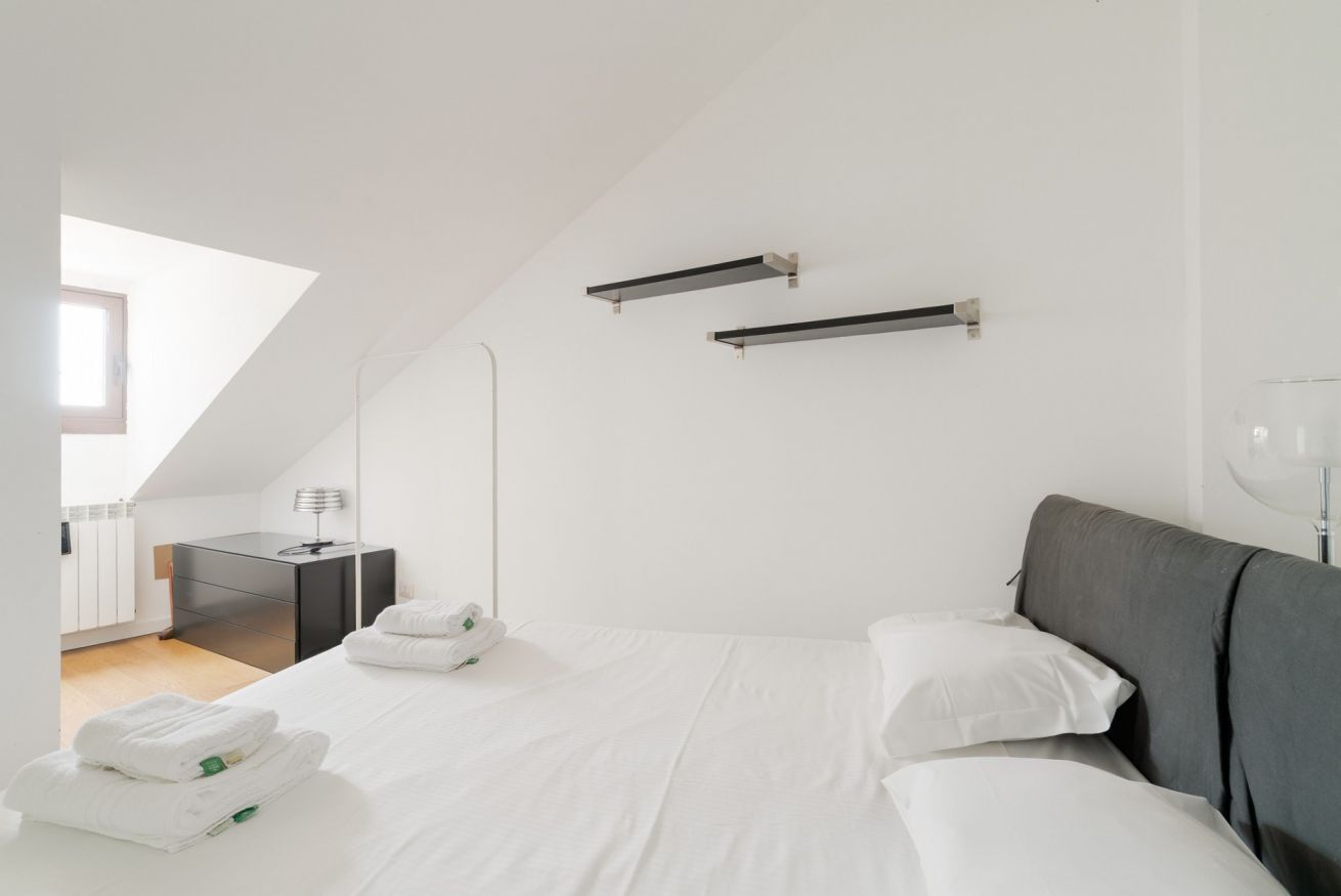 1 chambre, fer et planche à repasser