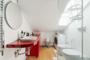 Regadera, bidet, toallas