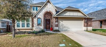 Charming 4-bedroom house with Greenbelt views in Oak Point